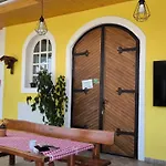 Kohari Vendeghaz Es Pince Bed & Breakfast