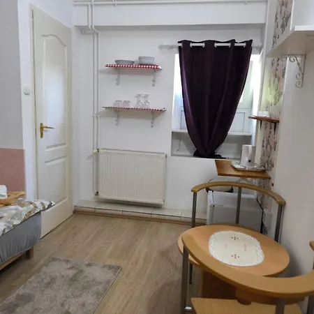 Kohari Vendeghaz Es Pince Couette-café *