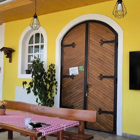 Kohari Vendeghaz Es Pince Nocleg ze śniadaniem