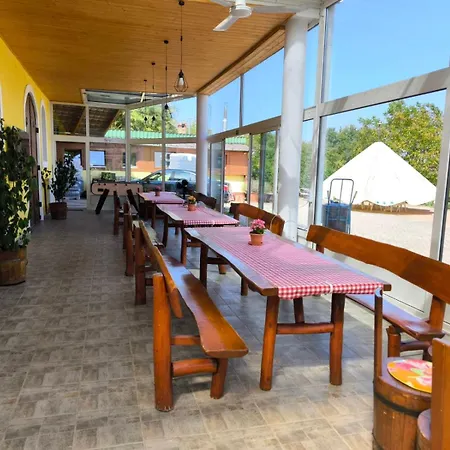 Kohari Vendeghaz Es Pince