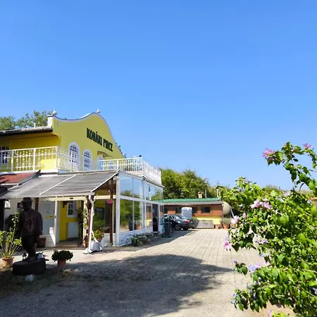 Kohari Vendeghaz Es Pince