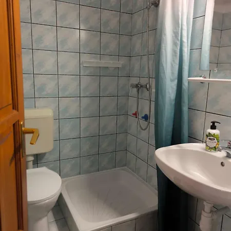 Kohari Vendeghaz Es Pince 3*