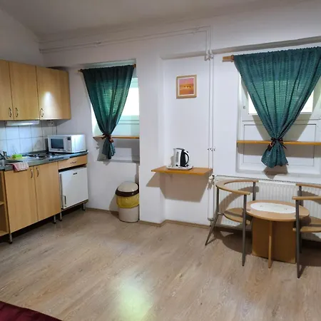 Kohari Vendeghaz Es Pince